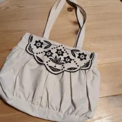 キキョウ柄スカラップ刺繍バッグ　サマンサモスモス