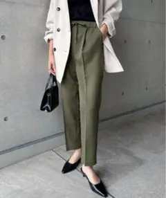 新品タグ付き　andme きれいめツイル美脚　テーパードパンツ ダークカーキ