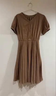 ブラウン 半袖 FREE SIZEのプリーツワンピース