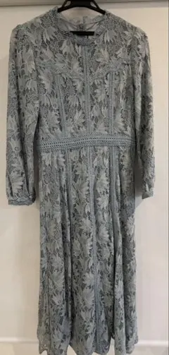 淡い青色レース長袖ワンピース