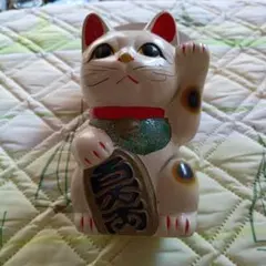 左手上げの　陶器の招き猫