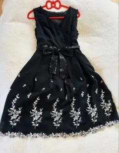黒のフラワー刺繍ラップドレス