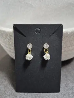 白いバラとクリスタルのピアス