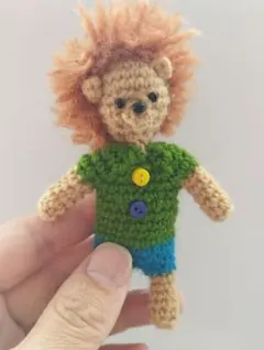 チャーム　キーホルダー　ハンドメイドのライオンのあみぐるみ