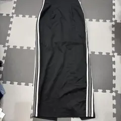 黒のロングスカート サイドストライプ付き