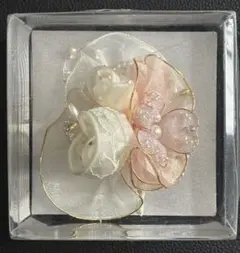 エレガントな花モチーフブローチ