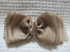 薄い生地のリボン型　シルバーメタルバレッタ　ベージュ系