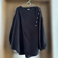 黒いボタン付きオフショルダー長袖シャツ