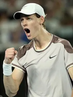 ヤニックシナー　Nike 全豪優勝　Tシャツ ヤニックシナー Nike 全豪優勝 Tシャツ - メルカリ