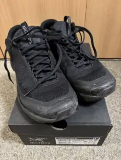 ARC'TERYX エアリオス　オーラ　黒　シューズのサムネイル