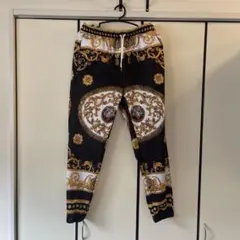 黒と金の装飾 ジョガーパンツ