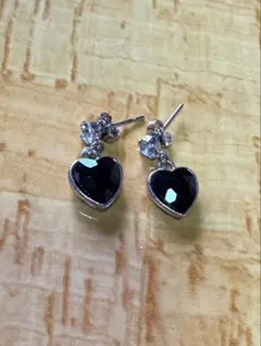 お値下げ！ハート型♡黒ピアス/揺れて可愛い