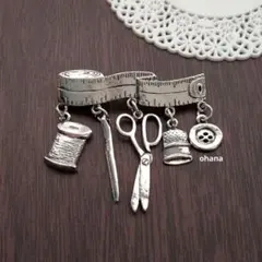 E822　シルバーアンティーク調裁縫セットブローチ　ヴィンテージ・レトロ・北欧風