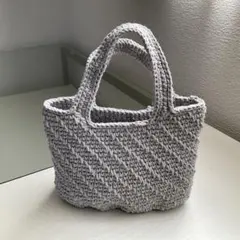 グレーの編み物カゴバッグ