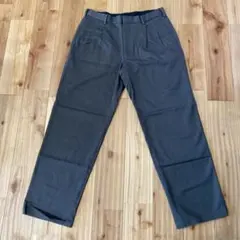 UNIQLOダークグレー タック入り レディーススラックスパンツ