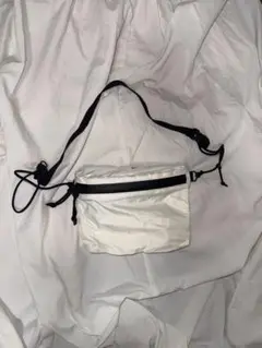 ホワイトナイロンボディバッグ
