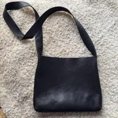 黒いレザーショルダーバッグ