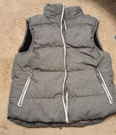 グレーのダウンベスト