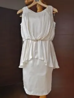 アイボリーフリルタイトドレス