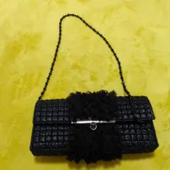 フリル付きブラッククラッチバッグ