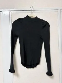 リブ編み ブラック　黒　ニット Fサイズ フリル　長袖　パフスリーブ
