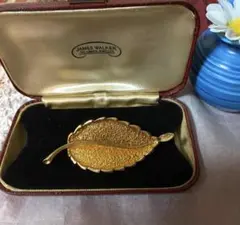 ヴィンテージ　葉っぱのエナメル調ブローチ　上品