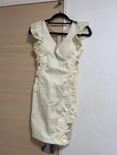 フリル付きクリーム色タイトドレス