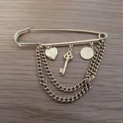 アンティーク調 安全ピン ブローチ ゴールド チャーム 2連チェーン