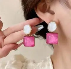 波打ったようなホワイト&ピンクストーンのピアス　ゴールド金具