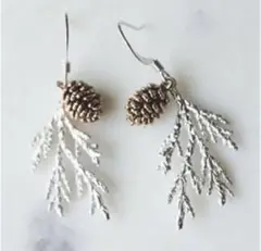 松葉と松ぼっくりのドロップフックピアス 925シルバー