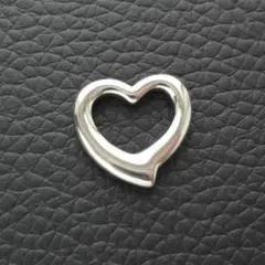 オープンハートのペンダントトップ　14ミリ　ステンレス　シルバー　*1637