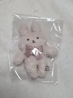 淡いピンクのウサギ型マスコット