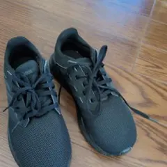 adidas ブラック スニーカー