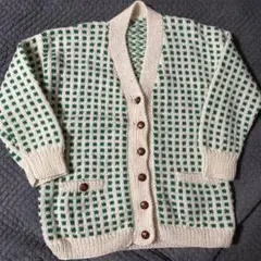 レディースOLDハンドメイド 緑と白のニットカーディガン くるみボタン付き