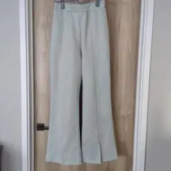薄いグリーン センタープレス　フレアパンツ スエード風　М　ワイドパンツ