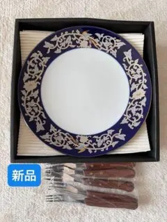 食器セット 青色装飾プレートとフォーク