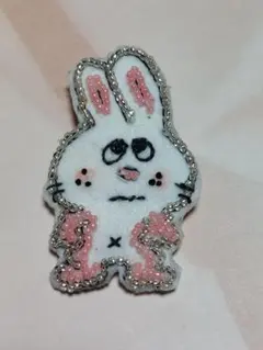 怒ったウサギのフェルトブローチ　ハンドメイド