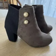 グレーとネイビーのパールボタンブーティ