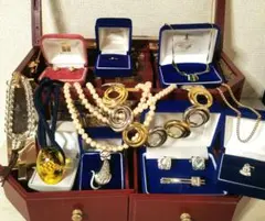 遺品整理 大量アクセサリー 指輪 刻印 金色 喜平 チェーン ブローチ等