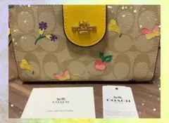 一品のみ　新品未使用　希少カラー　coach折財布ストラップ付き