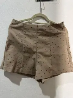 ドット柄 ベージュショートパンツ