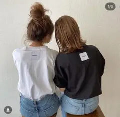 HOWDY. バッグラベルTシャツ　ブラック