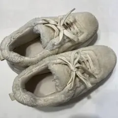 GUファー付きクリーム色厚底スニーカー