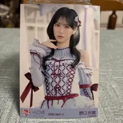 野口衣織＝LOVE 劇薬中毒 歌唱衣装 チュウ 生写真 - メルカリ