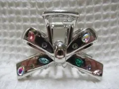 カラフルなビジュー付き　シルバー色メタル系小さ目のリボン型バンスクリップ