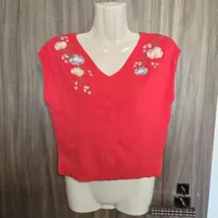 ウィルセレクション　赤い花柄刺繍Vネック半袖ニットMのサムネイル