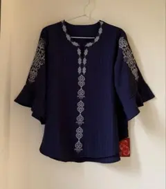 ＆LOVEネイビー刺繍トップス