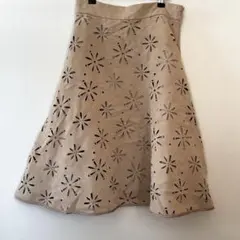 プロポーションボディドレッシング　フェイクスエード　パンチングフラワースカート