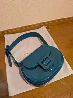 CHARLES & KEITH Lula ルラ　パテントバックルバッグのサムネイル