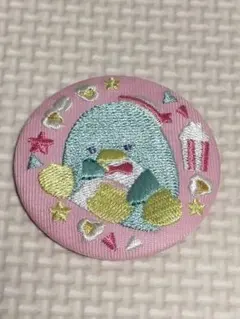 サンリオ　刺繍缶バッジ　タキシードサム